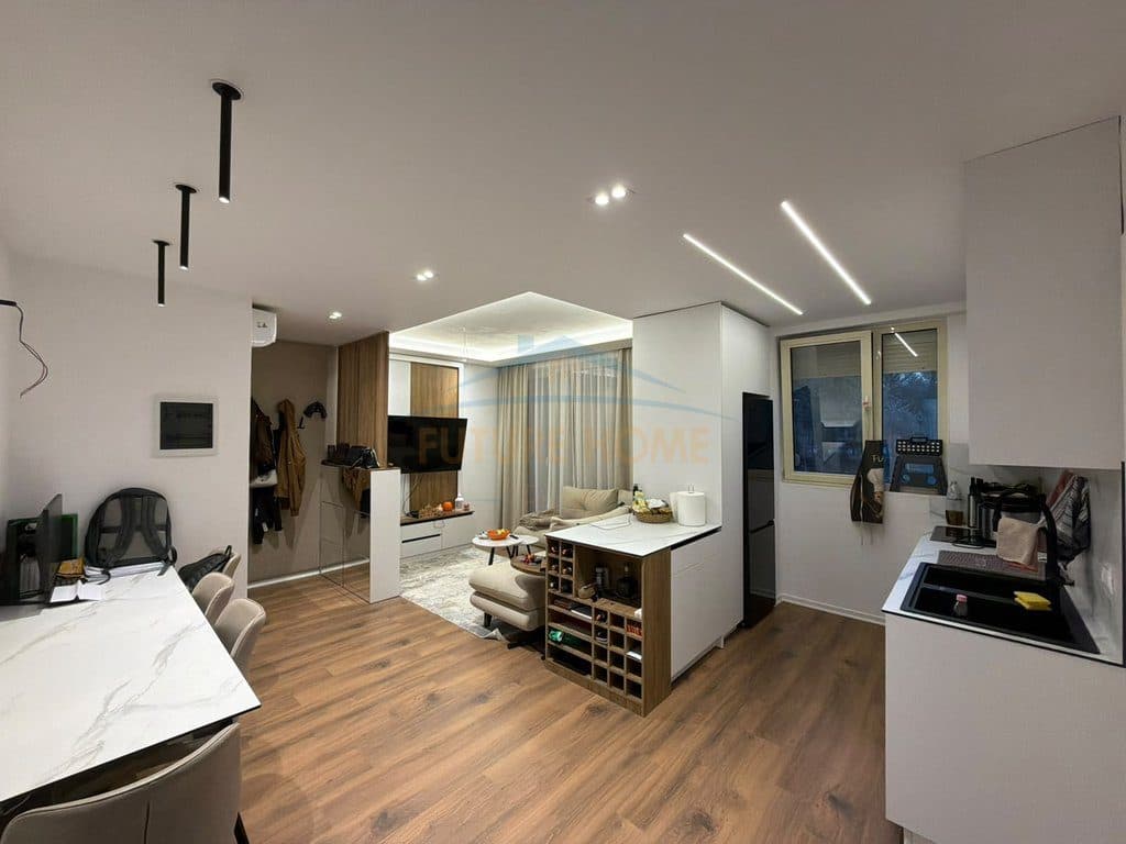 Shitet, Apartament 2+1 + Post Parkimi + Njesi Sherbimi, Kompleksi Tom Doshi , Tirane