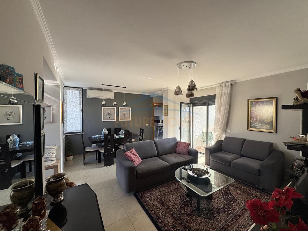 Shitet , Apartament 3+1+2 , Rruga e Kosovareve