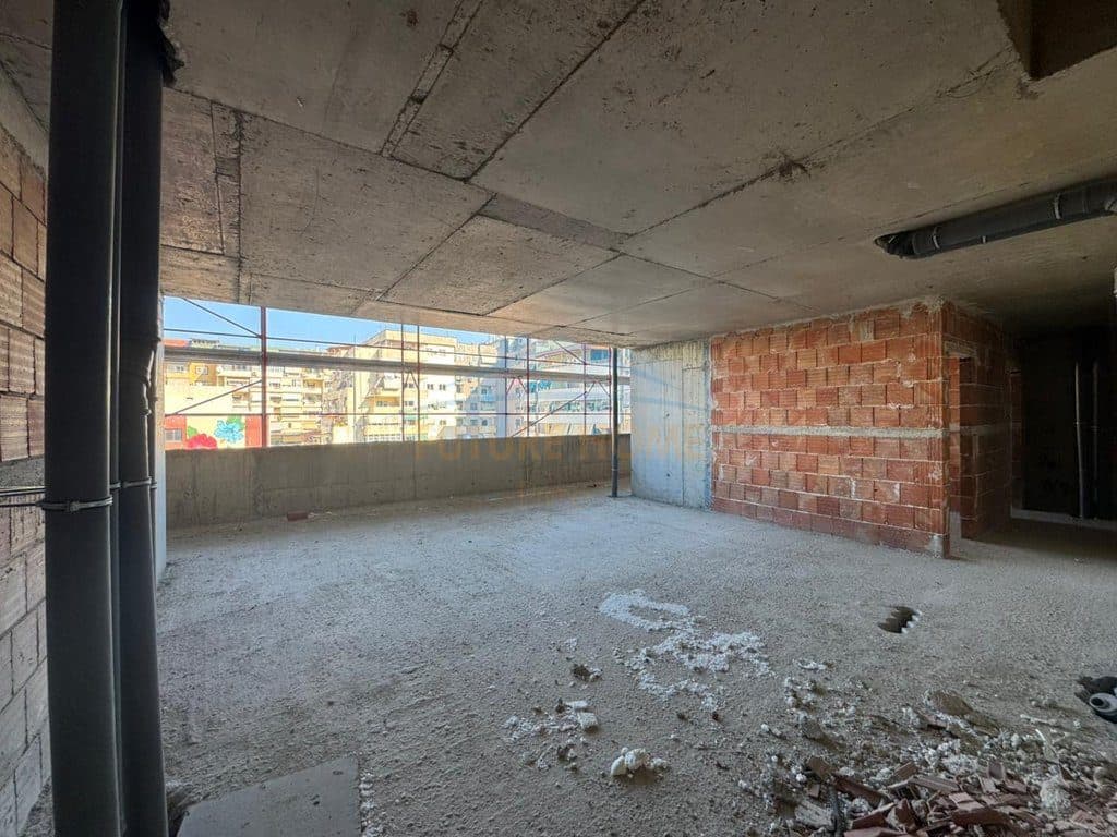 Shitet , Apartament Duplex 4+1 , Komuna Parisit 2