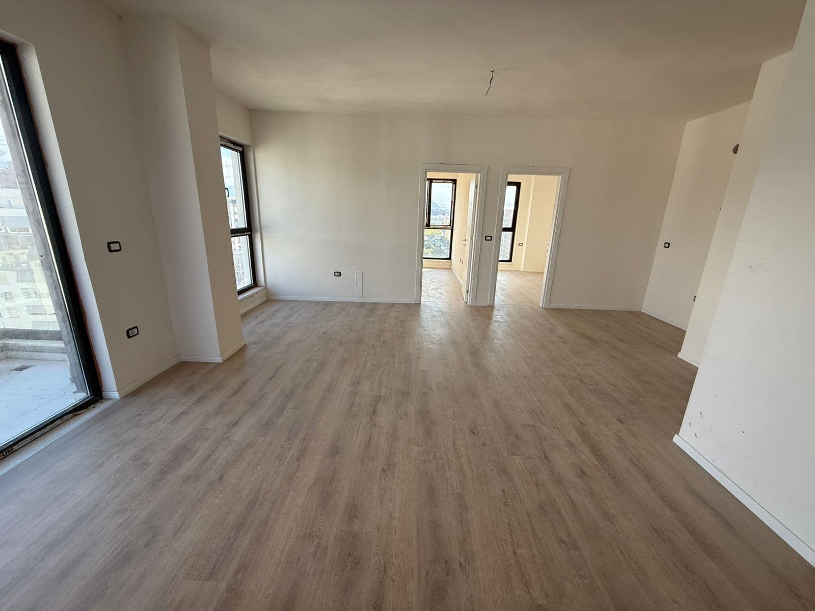 Shitet, Apartament 2+1 , Ish Fusha e Aviacionit, Tiranë - 18.500.000 Lek | 91.49 m²