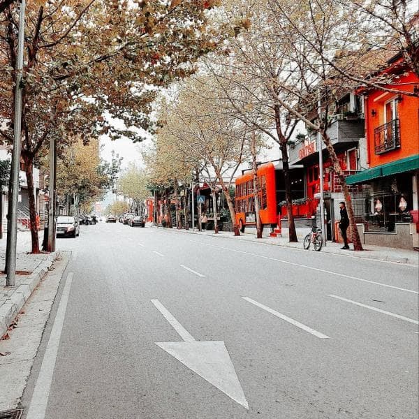Shitet, Ambient Biznesi, Rruga Hoxha Tahsim (në kryqëzim), Tiranë