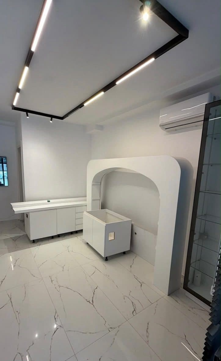 Qera, Dyqan buze rruge, Prane Komisariatit nr 4, Tiranë - 50.000 leke | 30 m² 2