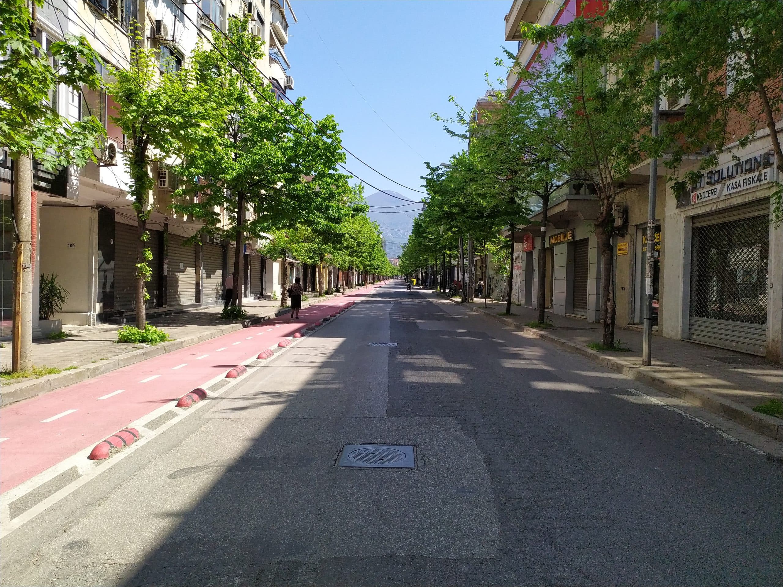 Shitet, Dyqan, Rruga Hoxha Tahsim, Tiranë