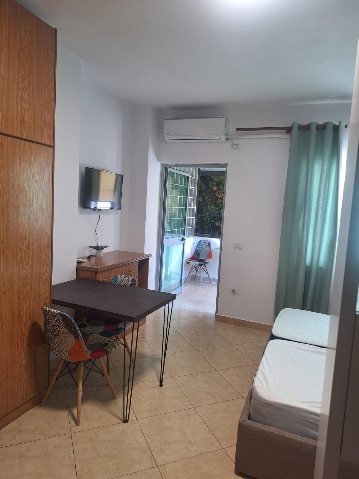 Shiten ,2 Garsoniere ,Perballe Bllokut te Ambasadave ,Tiranë
