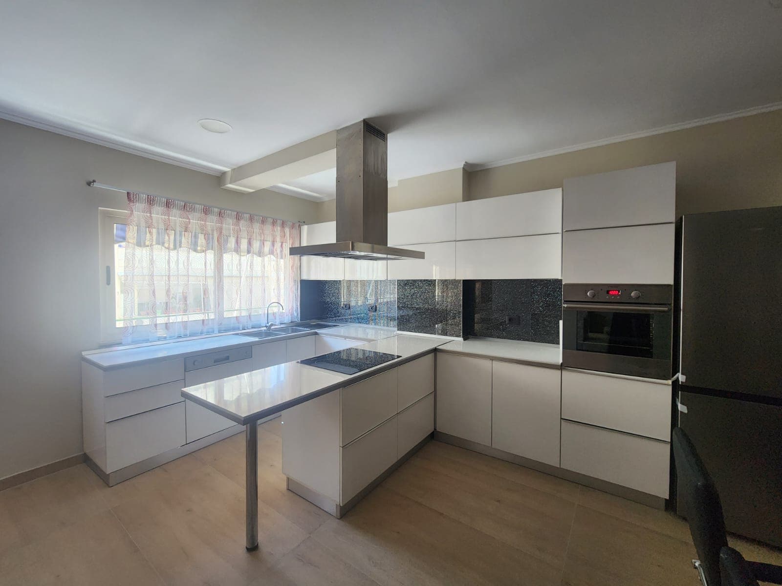 Qera, Apartament 2+1 , Komunën e Parisit, Tiranë 3