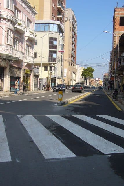 Shitet, Garazh, Rruga e Barrikadave, Tiranë