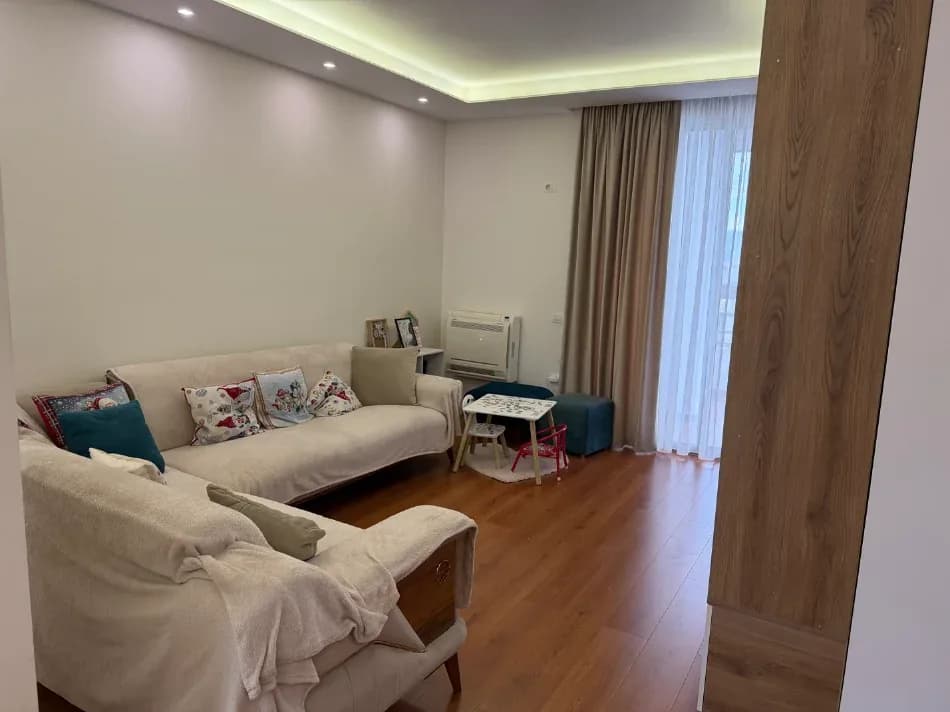 Qera, Apartament 2+1+2 , Liqeni i Thatë, Tiranë - 75.000 Lekë| 94 m²