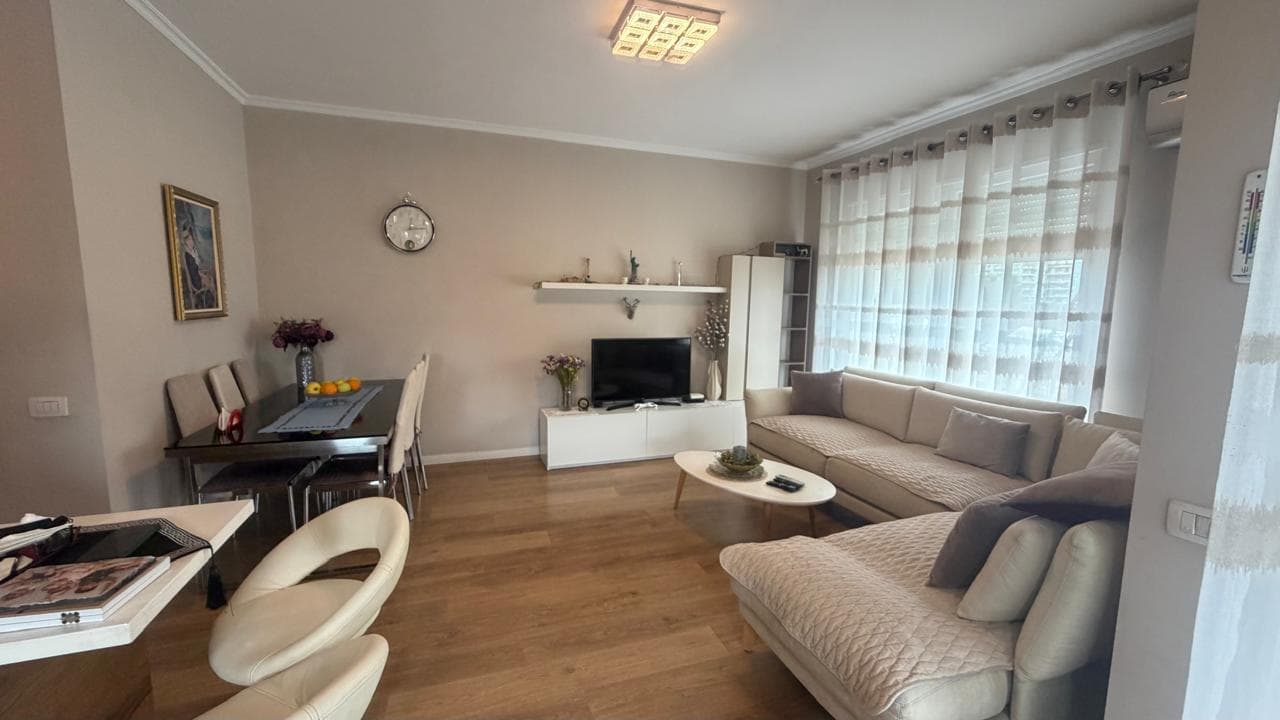 Shitet, Apartament 3+1+2 , Komuna e Parisit, Tiranë