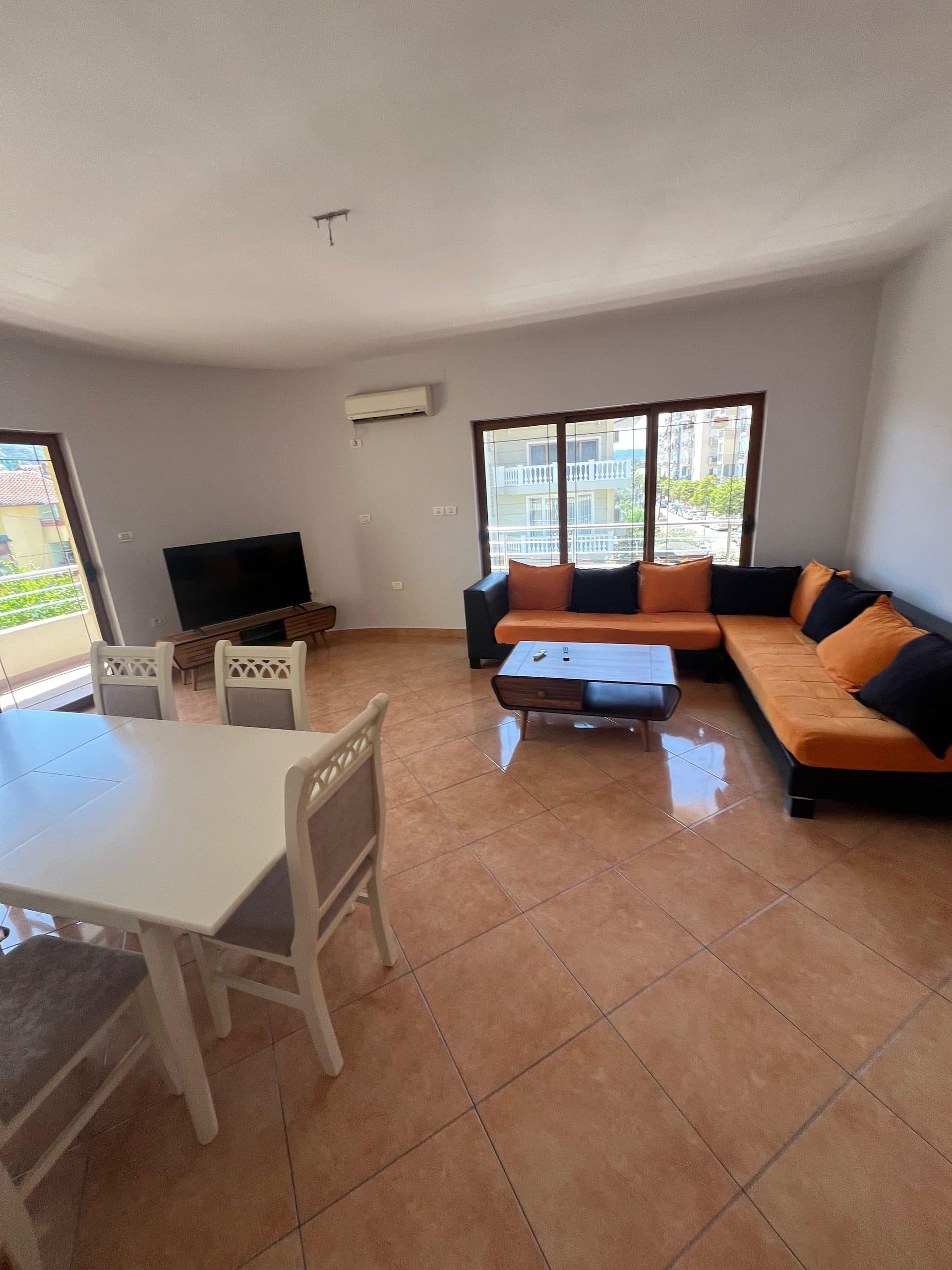 Qera, Pjesë Vile 3+1+2 + Post Parking, Pranë Globe, Tiranë - 110.000 Lekë| 180 m² 2