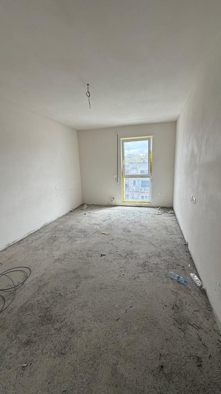 Shitet, Apartament 2+1+2 , Xhamllik, Tiranë 2
