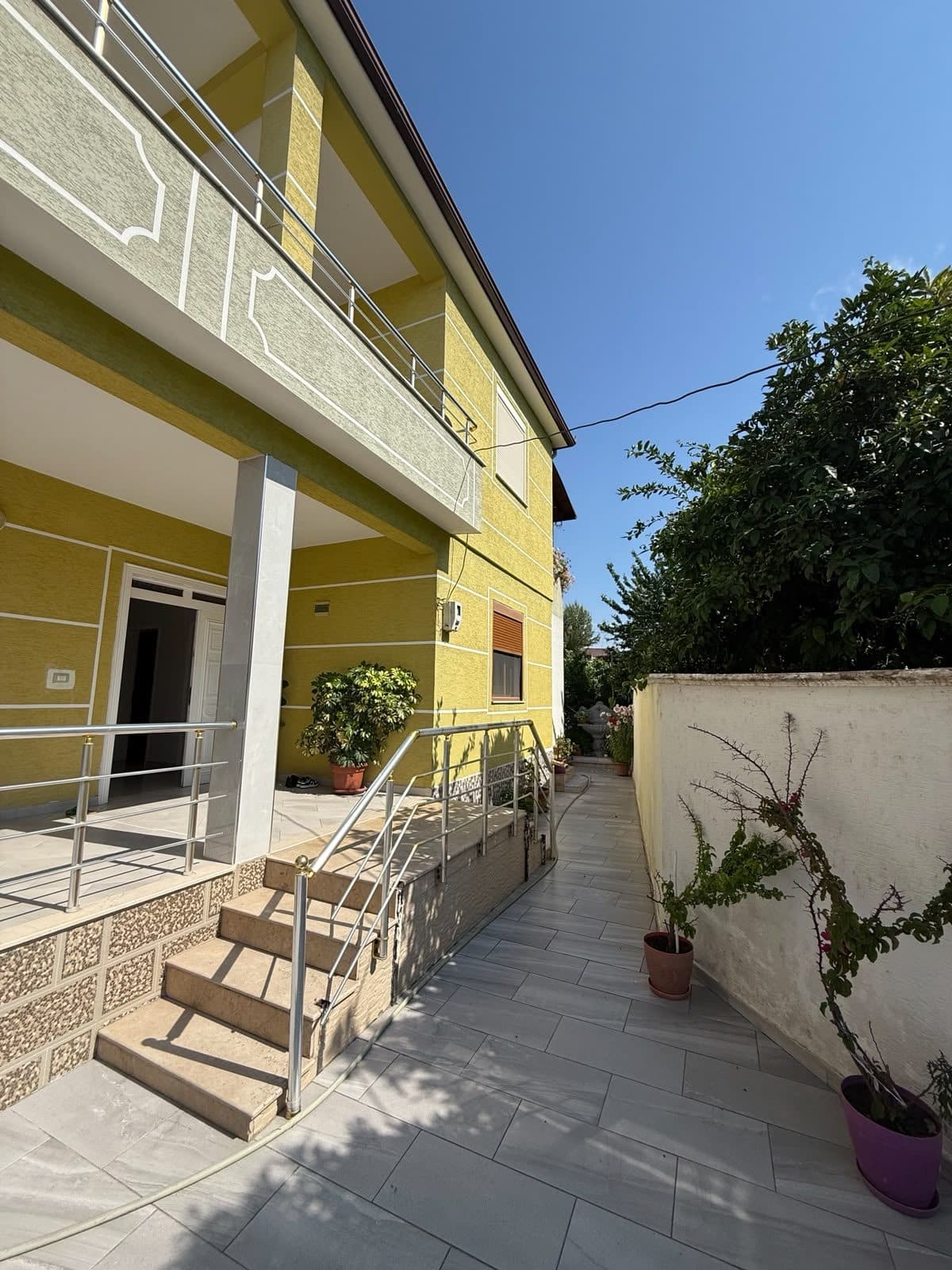 Shitet Vilë 2 kateshe te Treshi, Rruga Kastrioteve, Tiranë 2