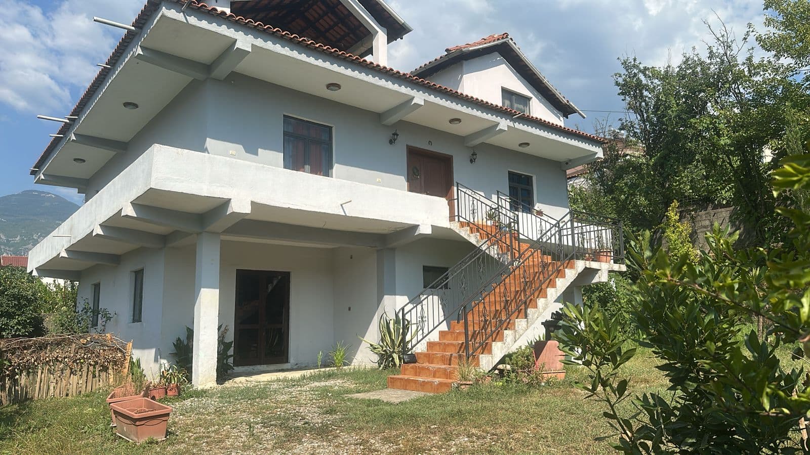 Shitet Vilë 3-kateshe në Shkozë, Tiranë