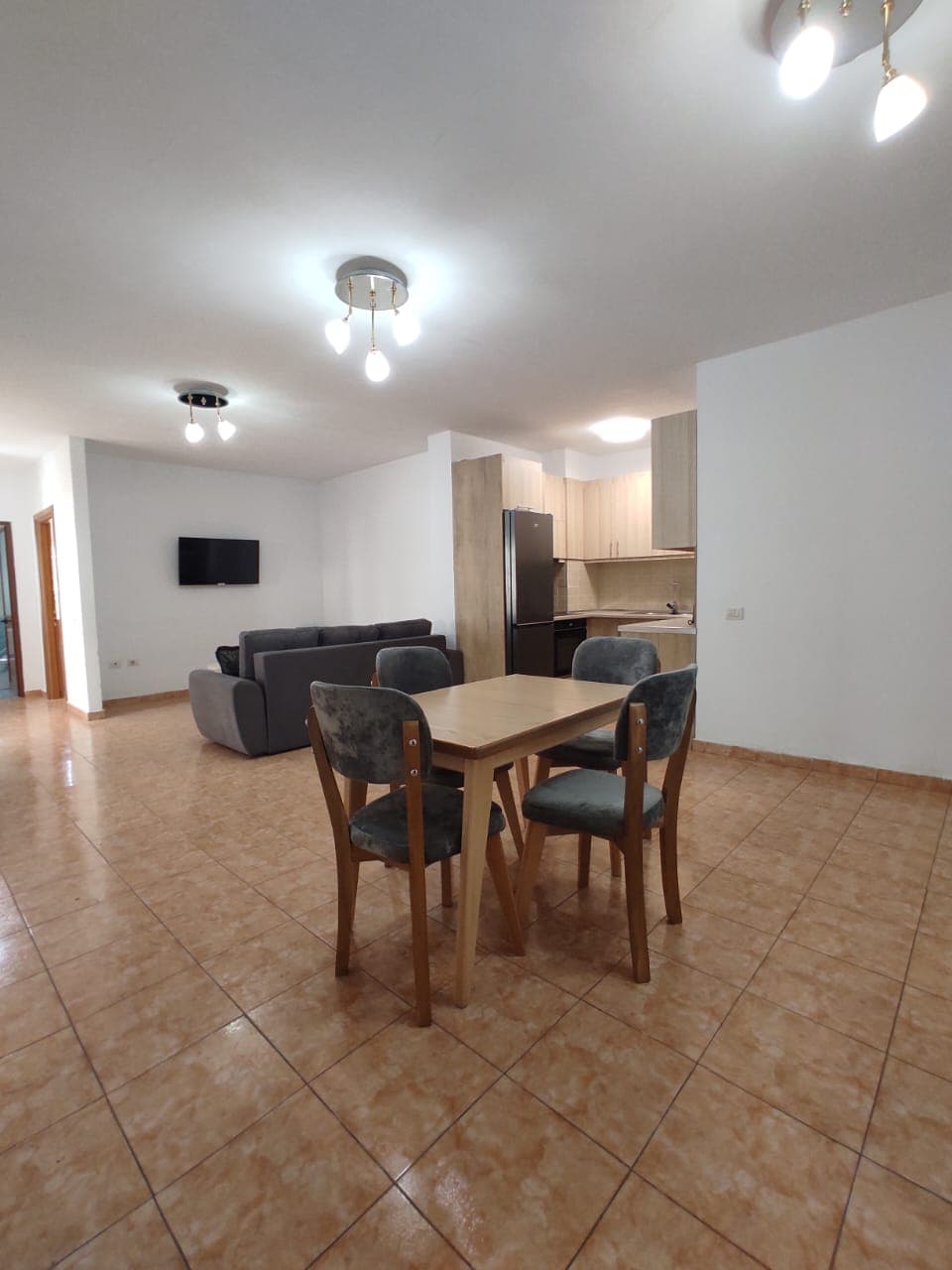 Qera, Apartament 3+1+2 , Fresku, Tiranë 2