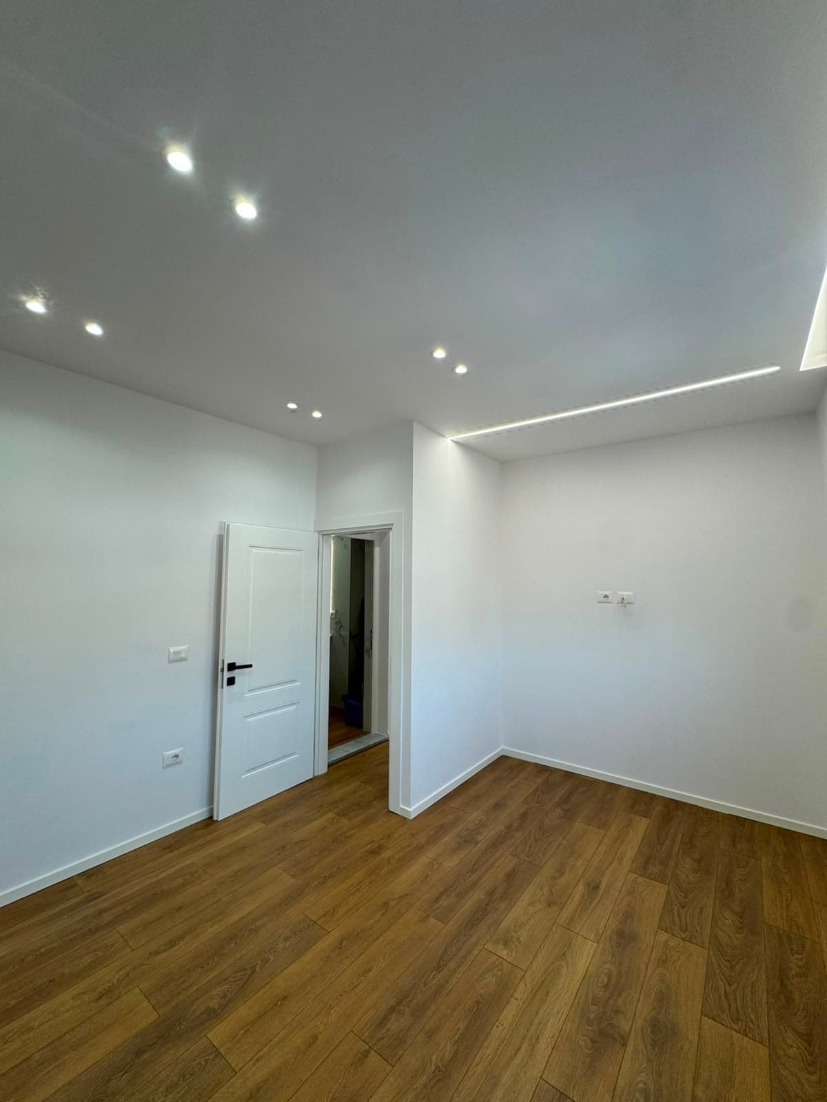 Shitet, Apartament 2+1 , Rruga 4 Deshmoret, Tiranë 3
