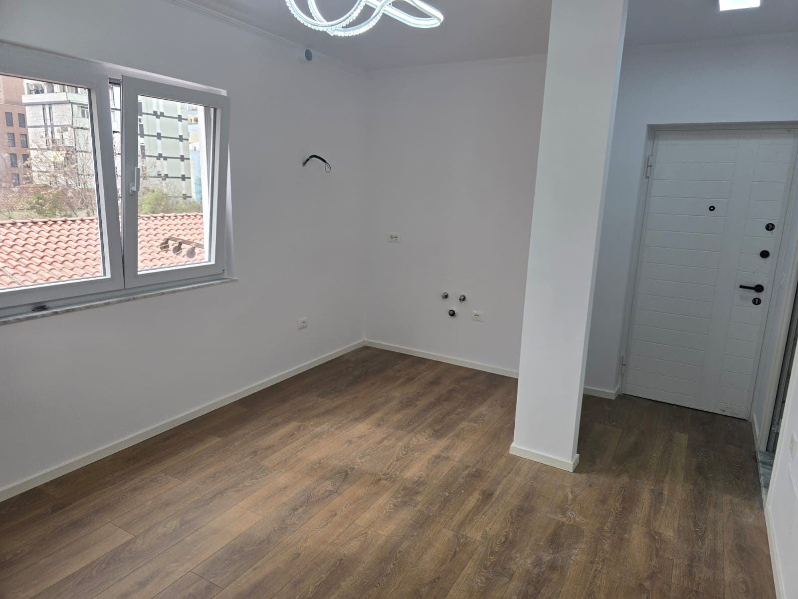 Shitet, Apartament 1+1, Shkolla e Kuqe, Tiranë