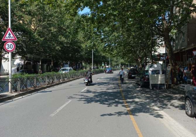 Shitet , Post Parkimi , Rruga Ferit Xhajko , Tiranë