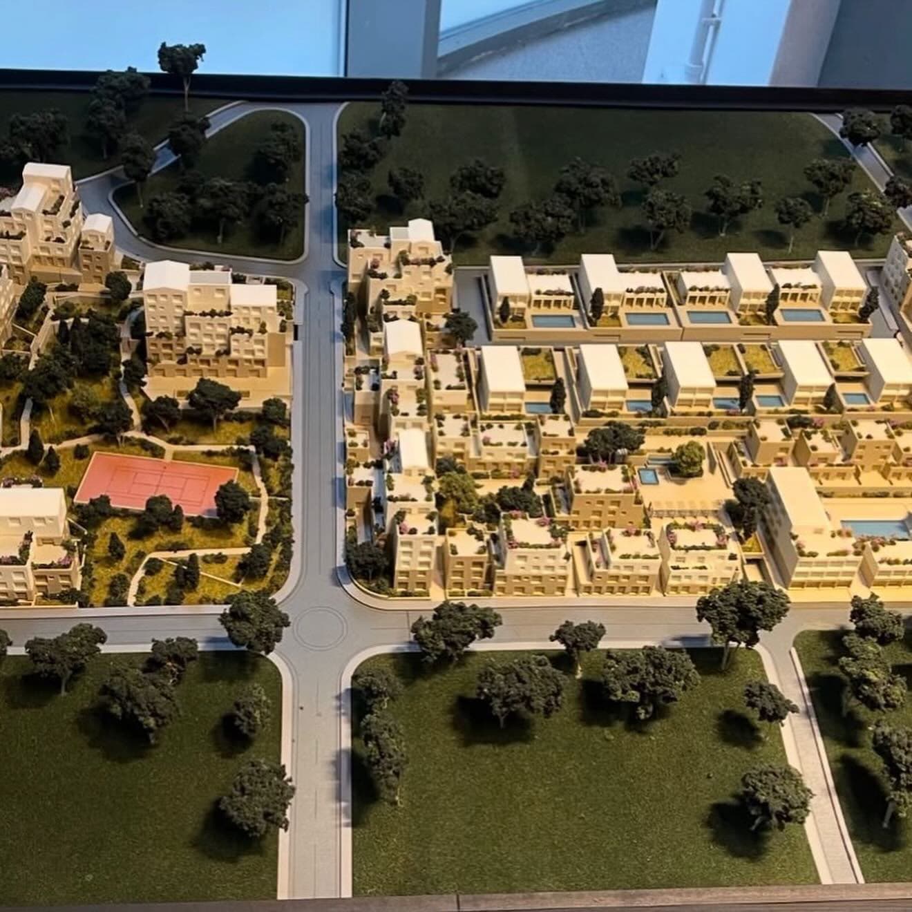 Shiten, Opsione Apartamentesh, Square Village