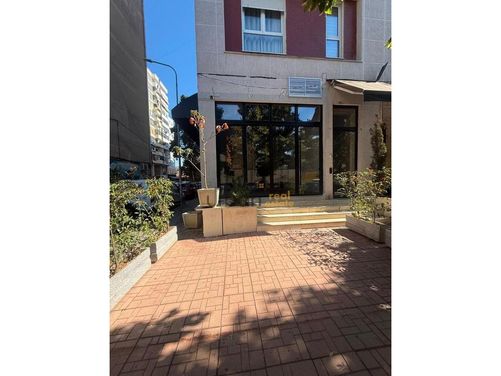 Qera, Dyqan, Prane Square 21, Tiranë - 1700€ | 85 m² 1