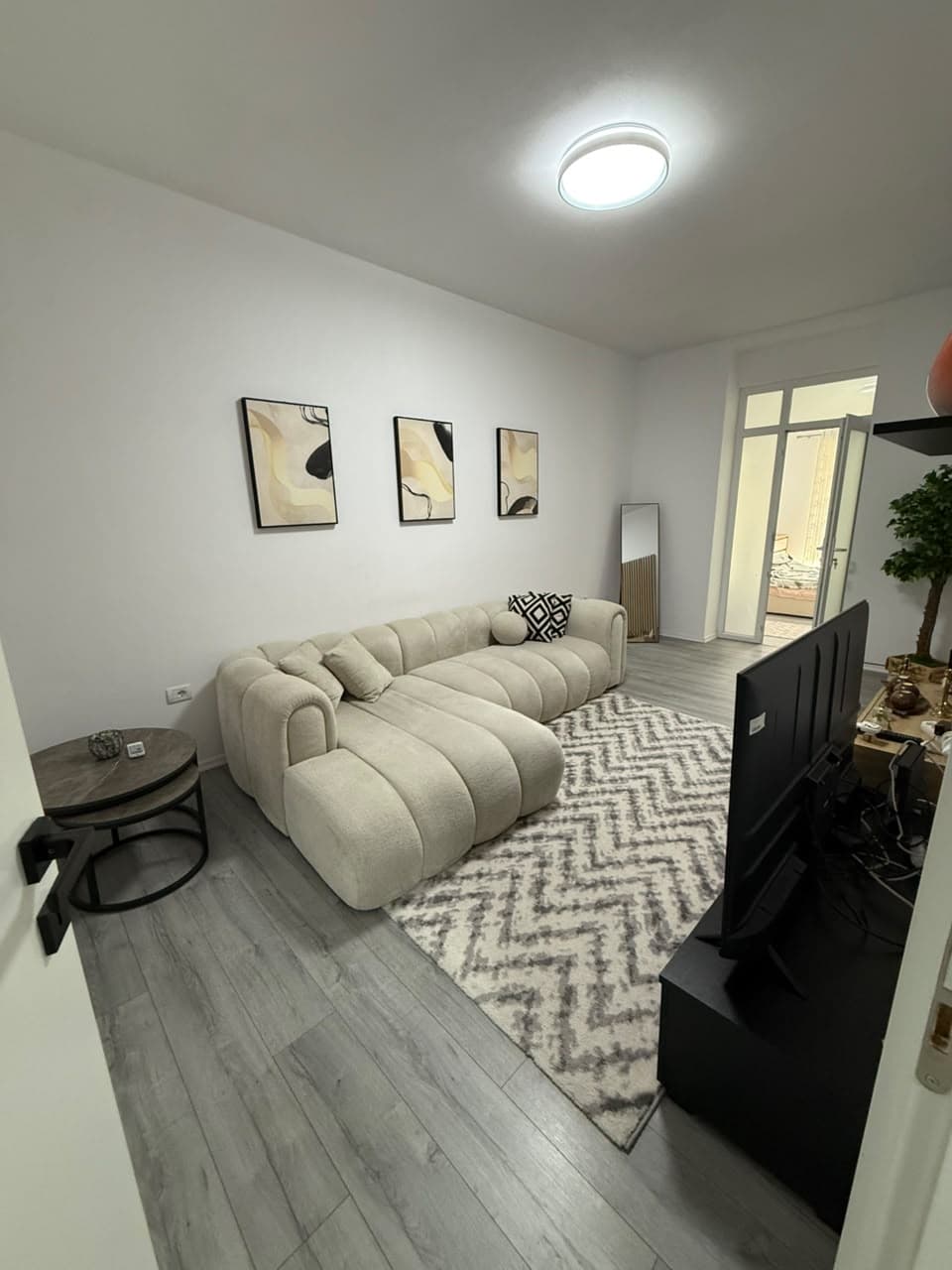 Qera, Apartament 2+1 , Ish Ekspozita, Tiranë - 80.000 Lekë | 110 m²