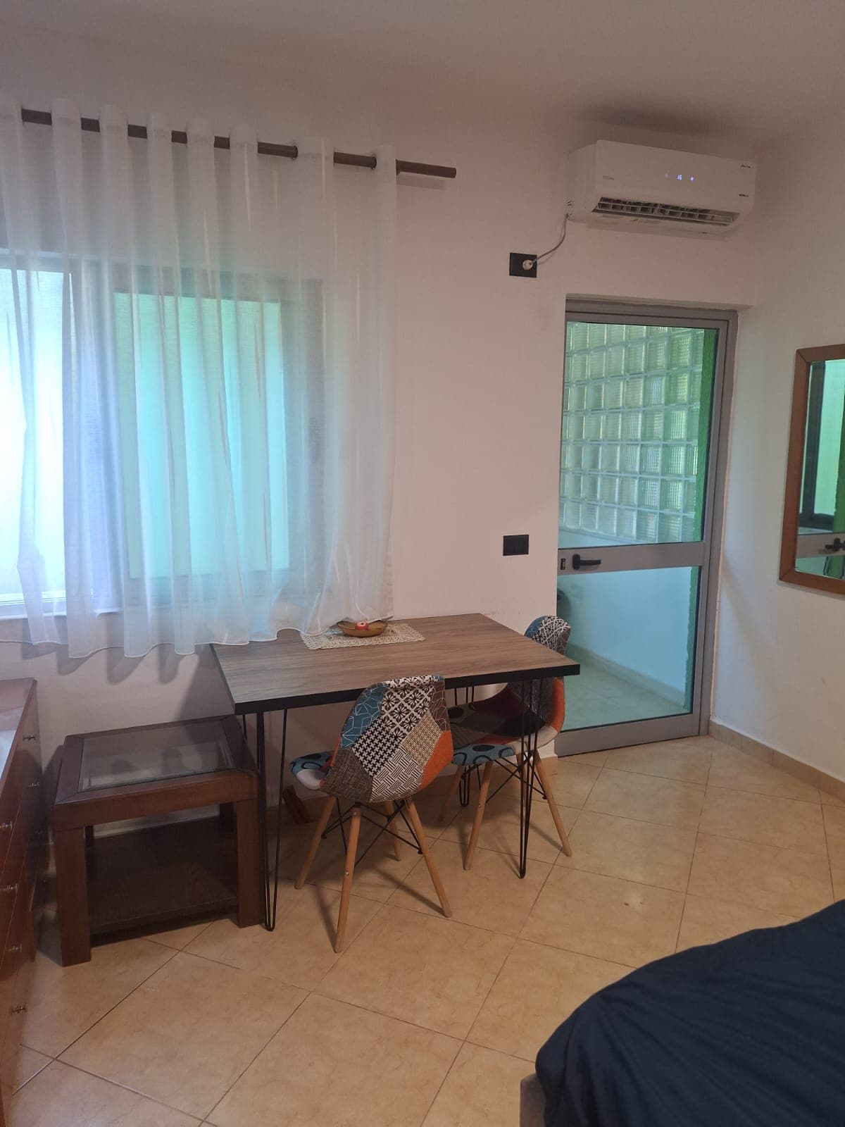 Shiten ,2 Garsoniere ,Perballe Bllokut te Ambasadave ,Tiranë 2