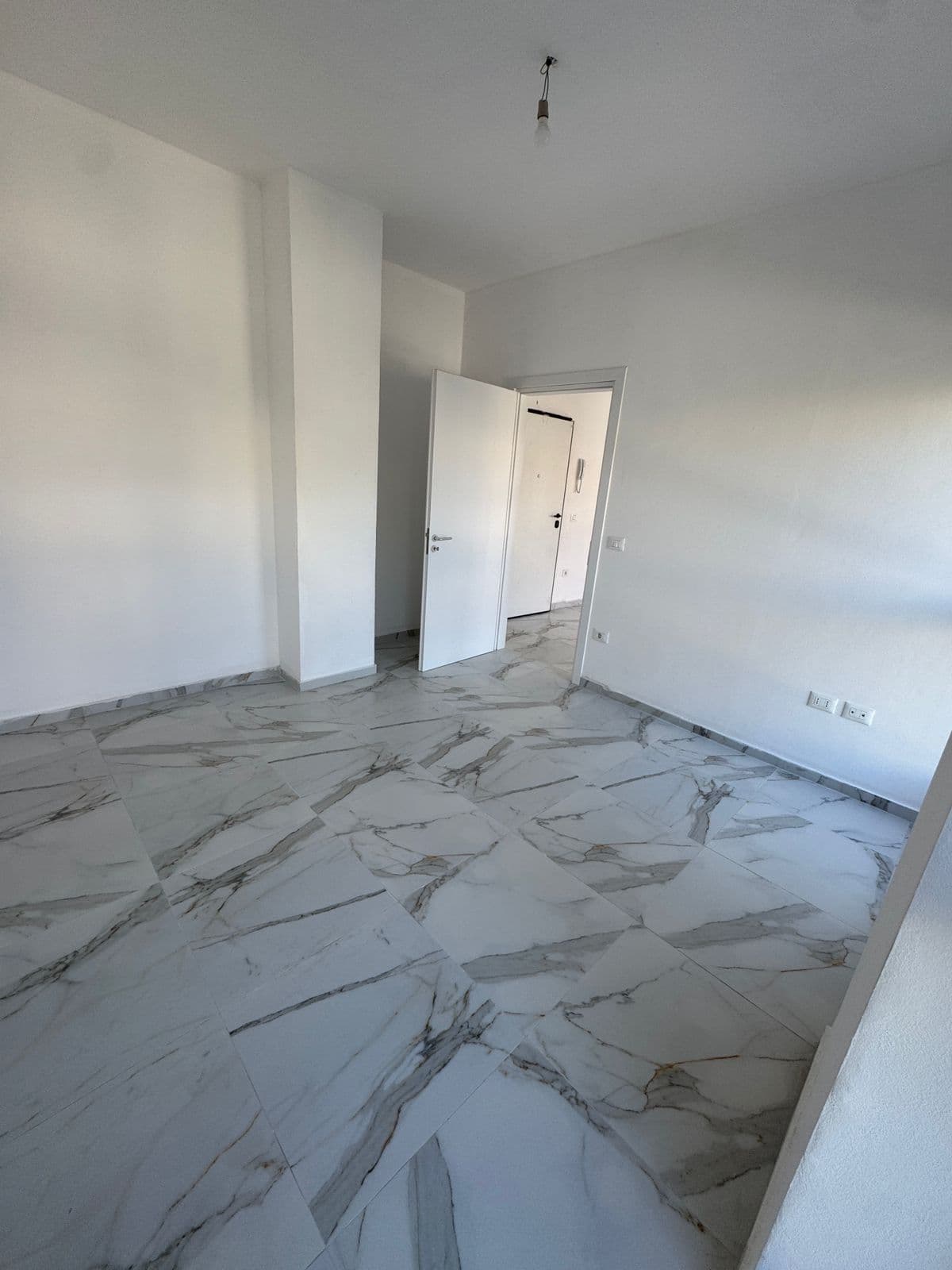 Qera, Apartament 1+1 , Kompleksi Aura, Tiranë 3