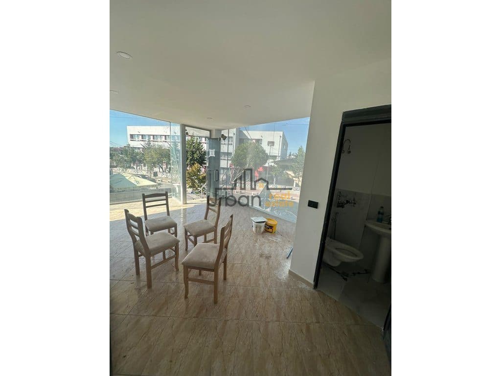 Qera, Dyqan, Rruga Petrit Radovicka ,Tiranë - 200.000 Lekë| 45 m²