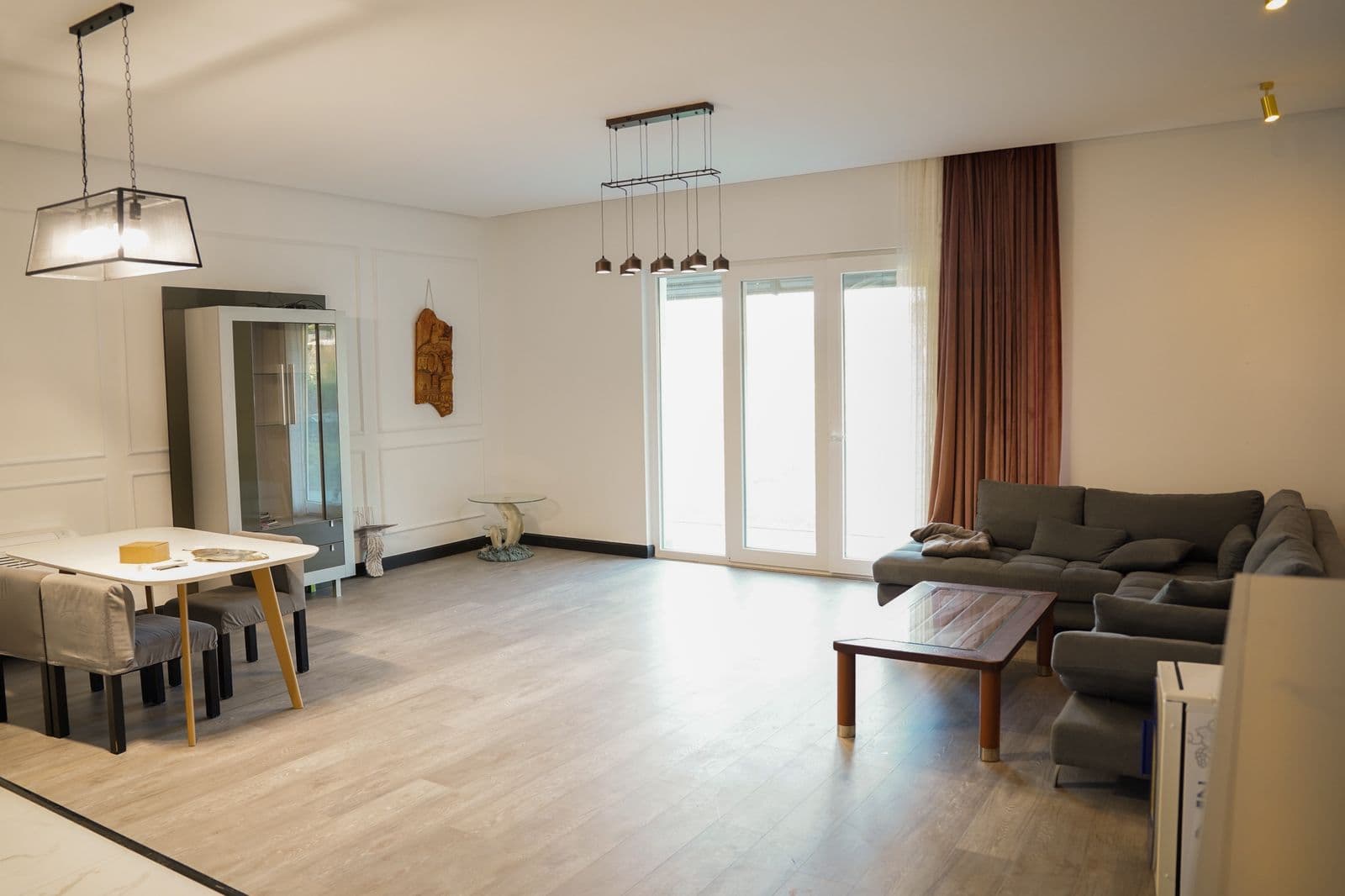 Shitet, Vilë , Bërzhitë, Tiranë - 600000€ | 2500 m²