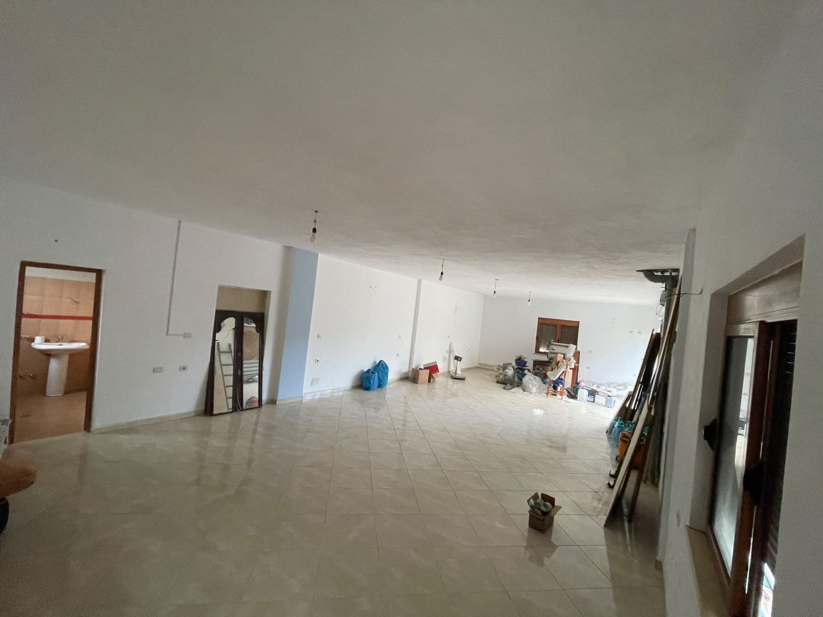 Qera, Magazinë , Varri i Bamit, Tiranë