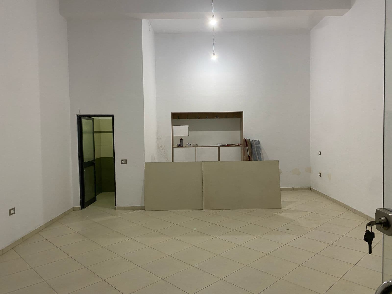 Qera, Dyqan, Yzberish, Tiranë 1