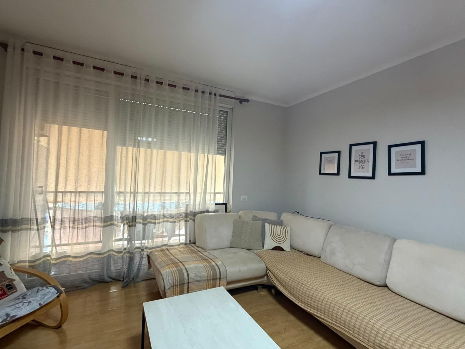 Qera, Apartament 2+1+2 , 21 Dhjetori, Tiranë - 90.000 Lekë | 100 m²
