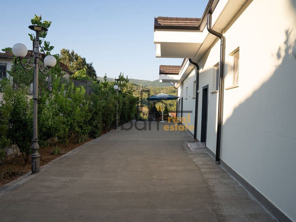 Shitet, Vilë , Bërzhitë, Tiranë - 600000€ | 2500 m² 2