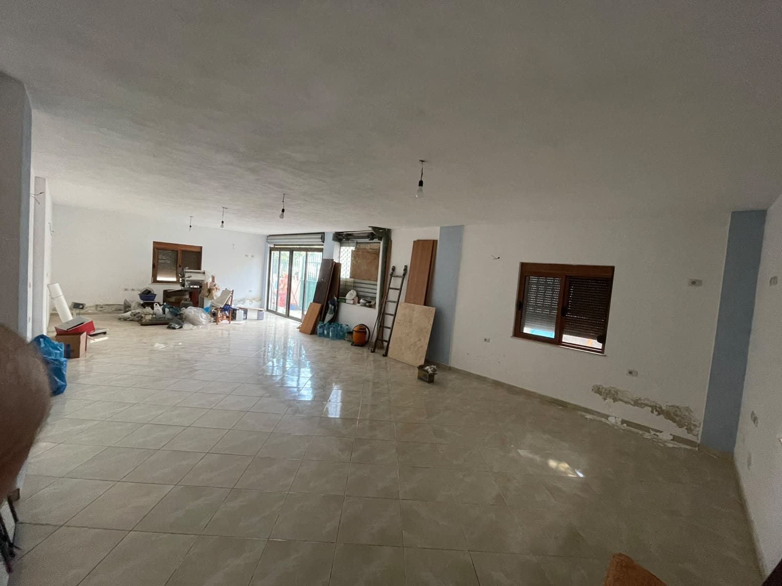 Qera, Magazinë , Varri i Bamit, Tiranë 2