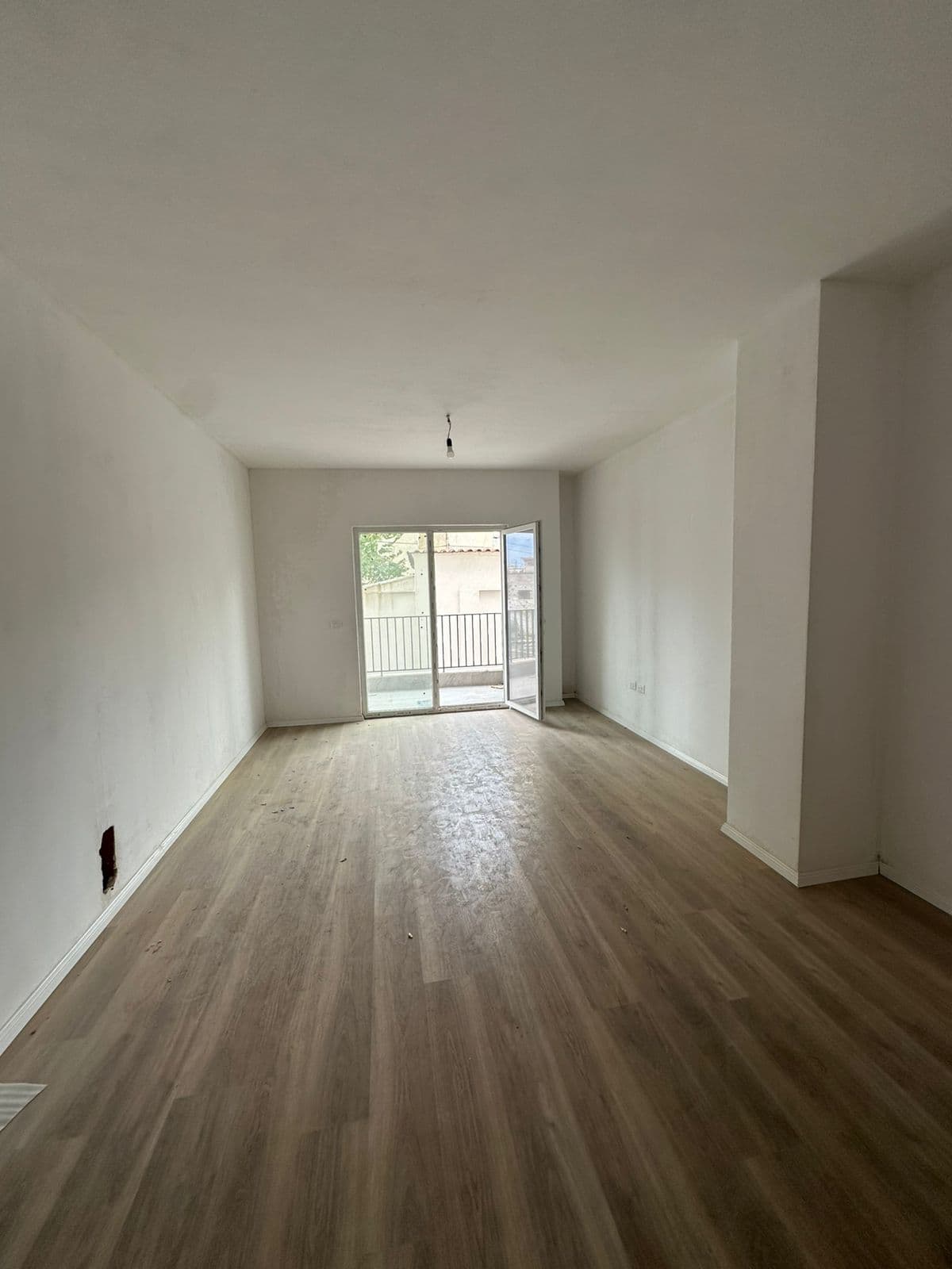 Shitet, Apartament 1+1, Kompleksi Aura, Tiranë