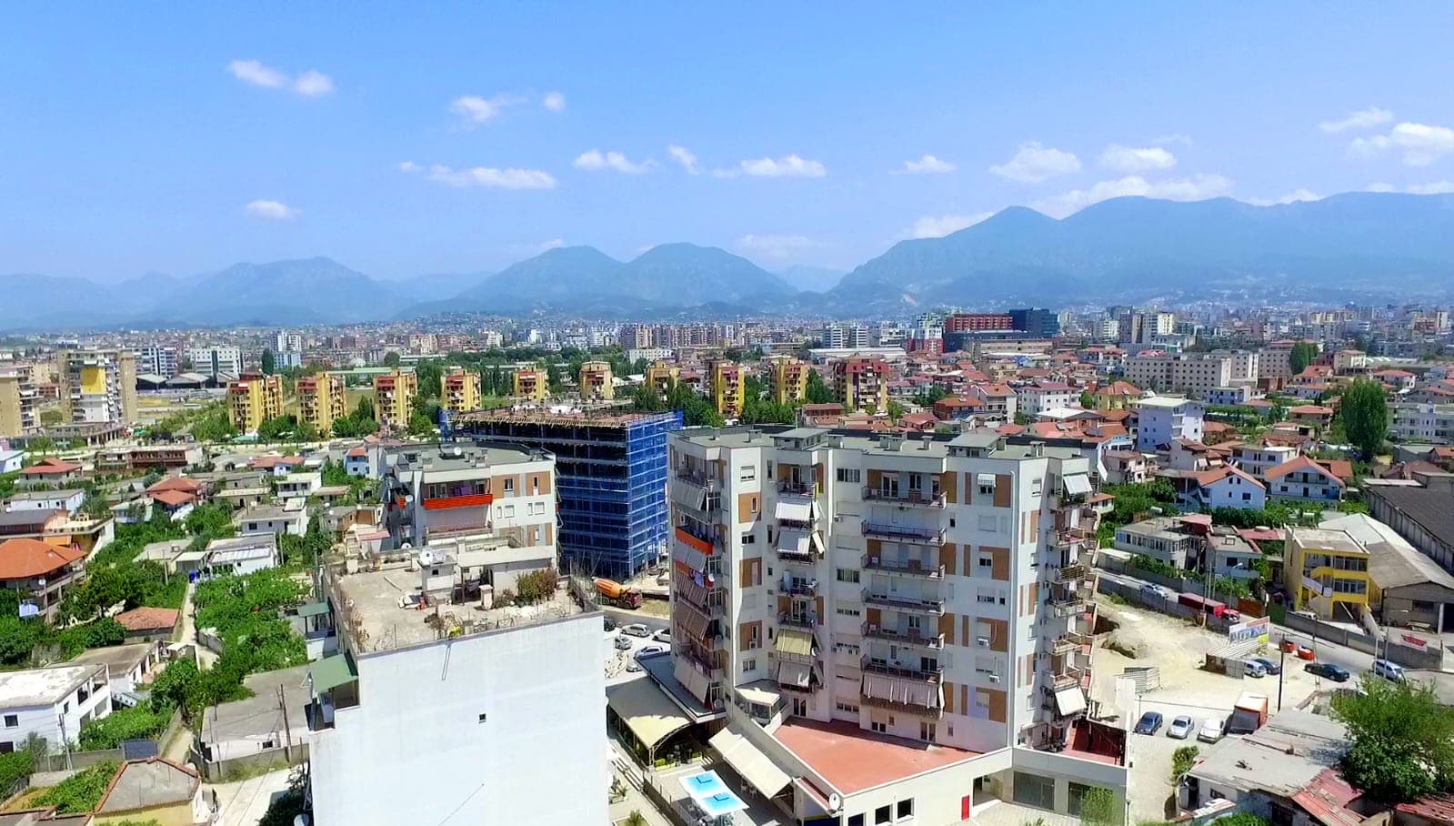 Shitet, Dyqan, Pranë Kristal Center, Tiranë