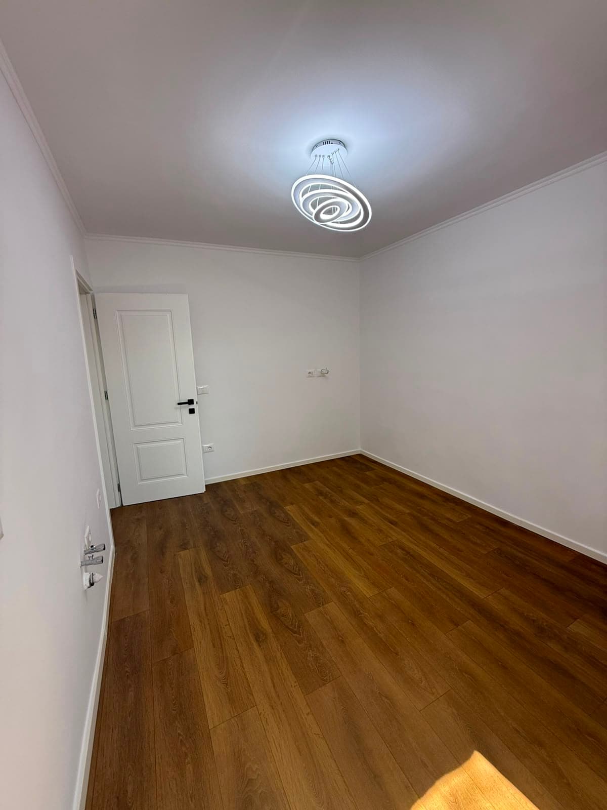 Shitet, Apartament 1+1 , Xhamlliku, Tiranë