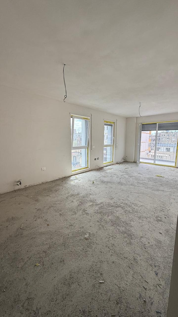 Shitet, Apartament 2+1+2 , Xhamllik, Tiranë