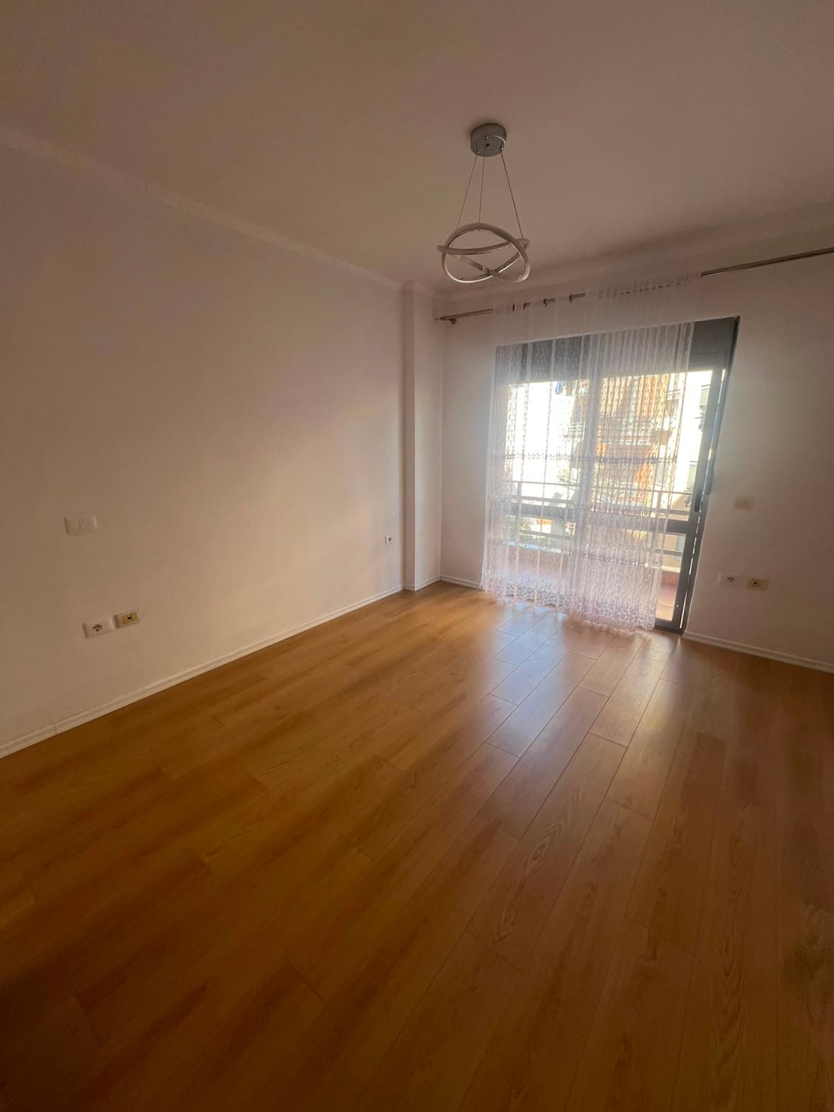 Shitet, Apartament 2+1 , Fresku, Tiranë