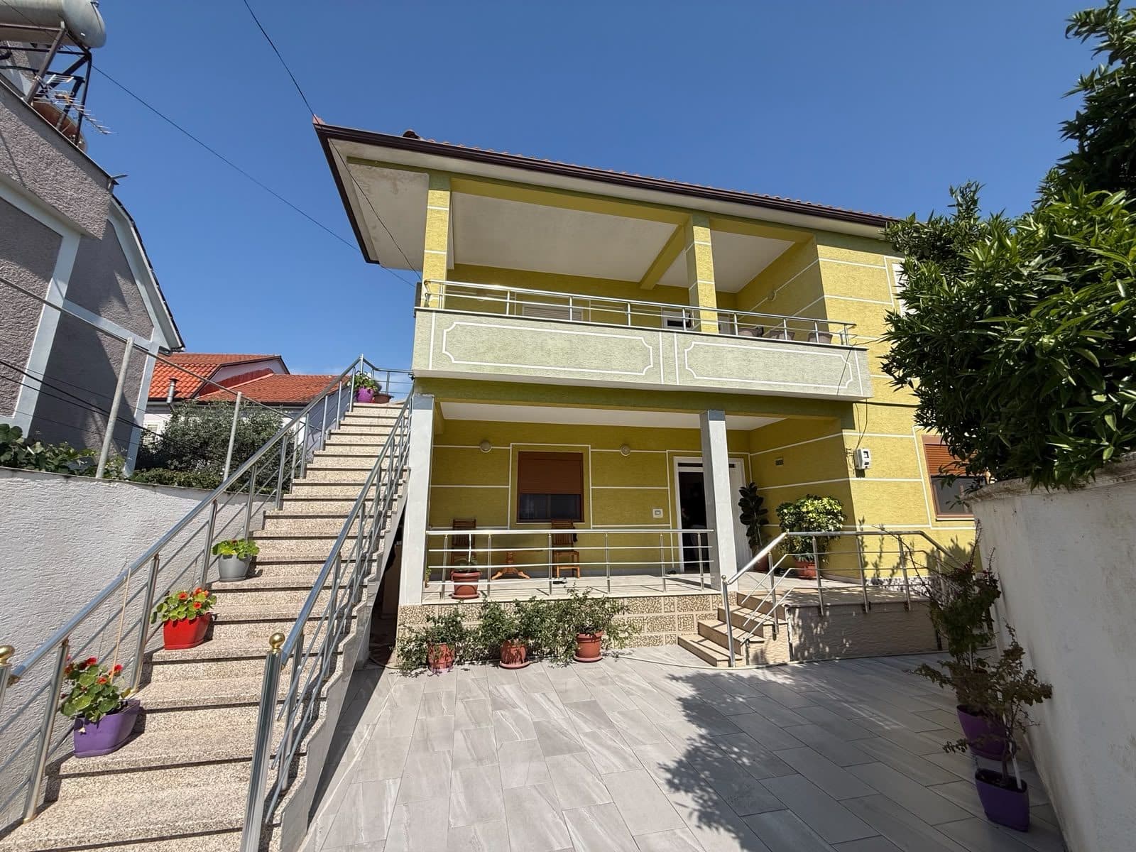 Shitet Vilë 2 kateshe te Treshi, Rruga Kastrioteve, Tiranë