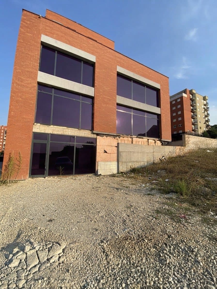 Lokal Afarist me Qira – 830 m² 2