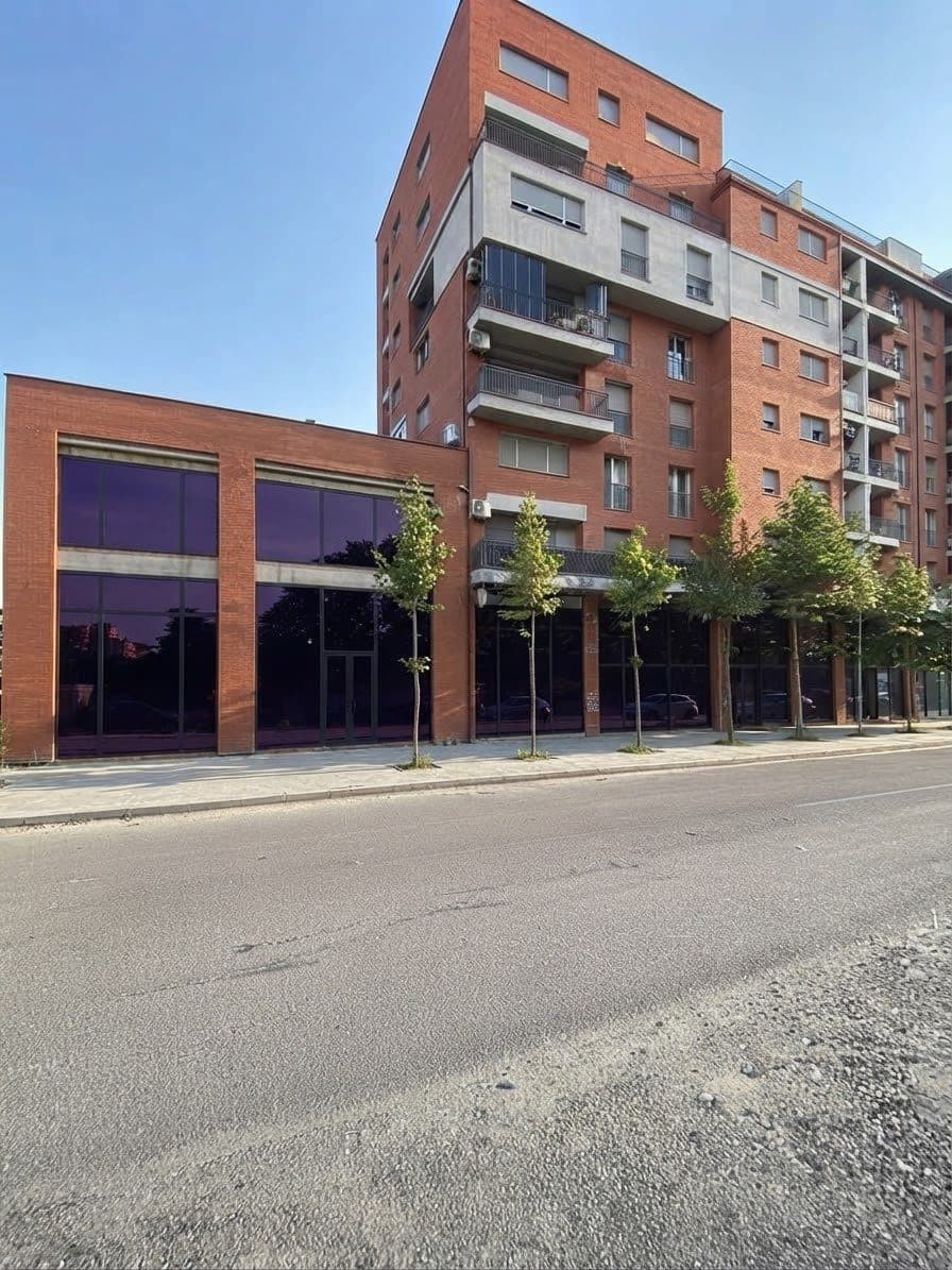 Lokal Afarist me Qira – 830 m²