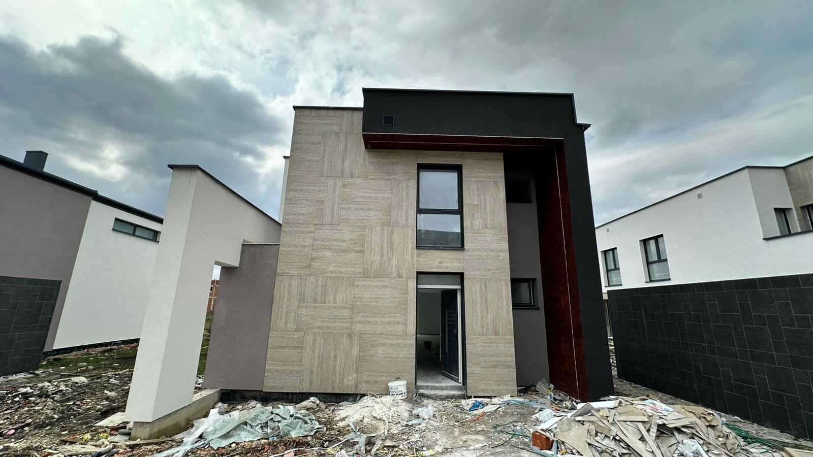 Shtëpi PËR SHITJE – 215 m² | Çagllavicë