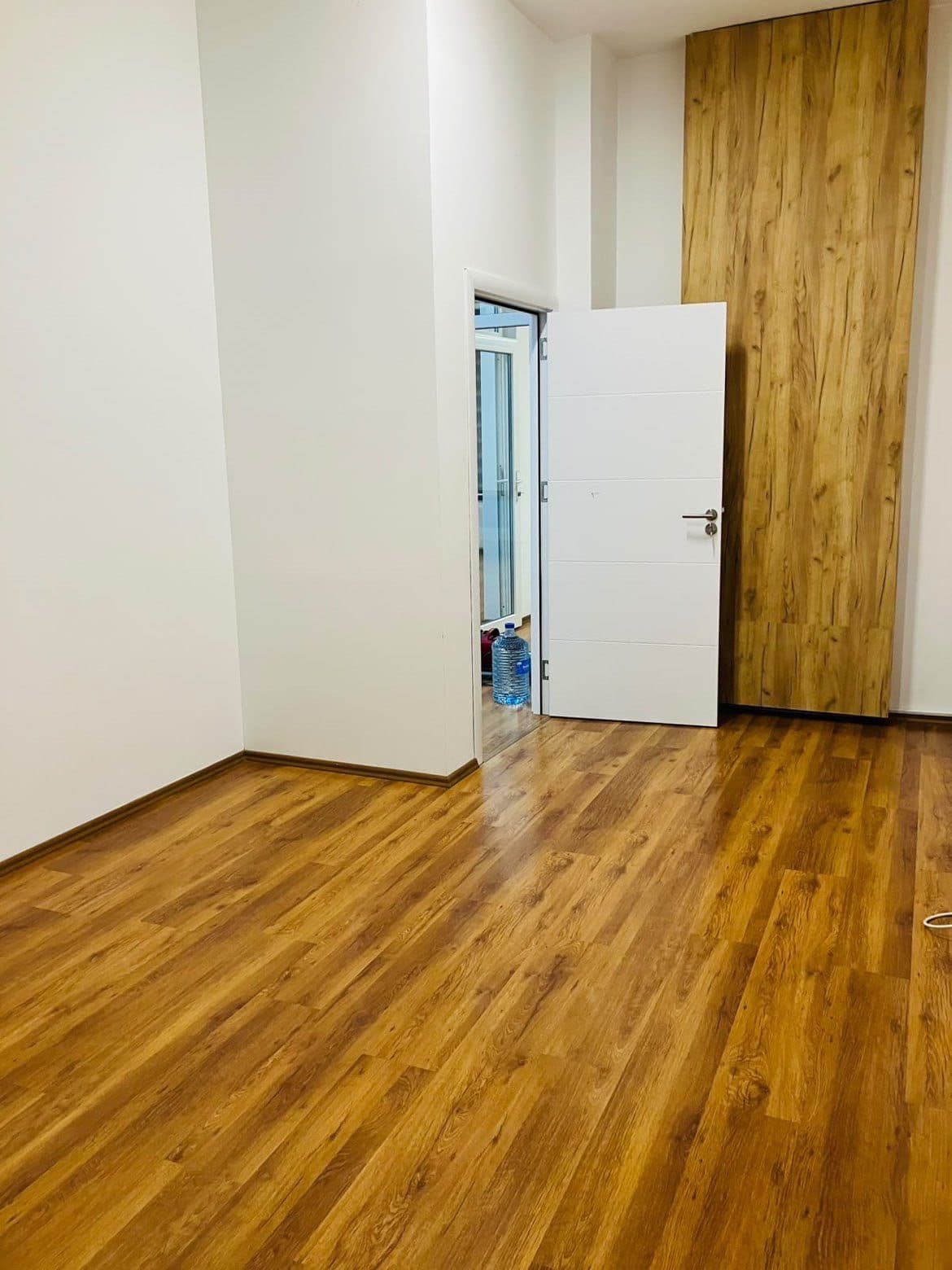 HAPËRIRË KOMERCIALE PËR SHITJE – 135 m² 4