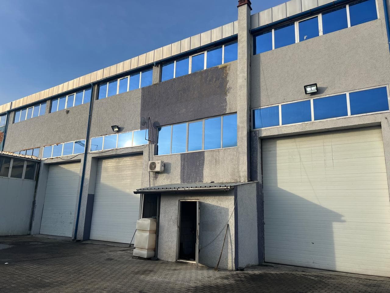 Hapësirë Afariste me QIRA – 900 m²
