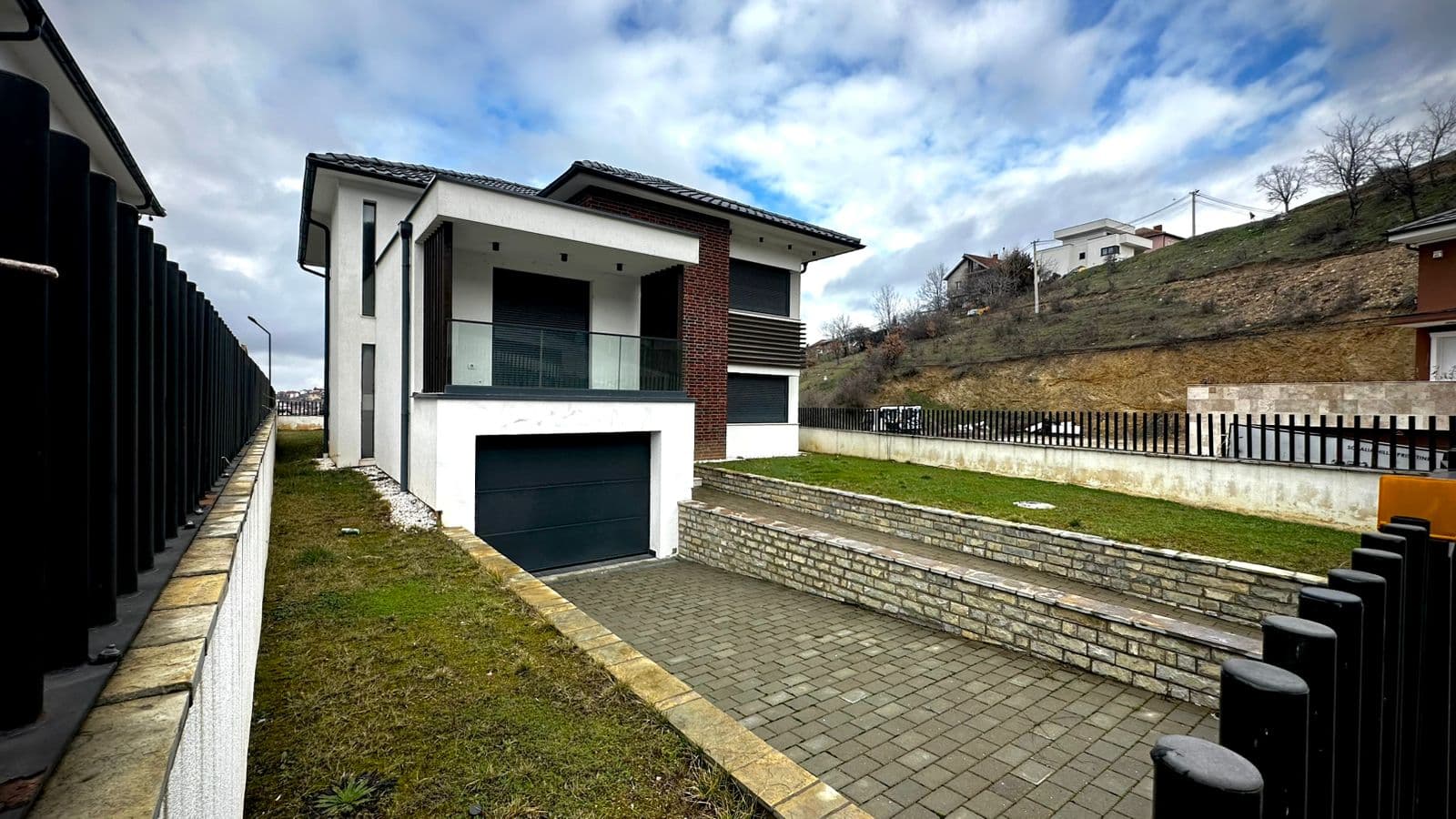 Shtëpi në SHITJE – 332 m² | Sofalia