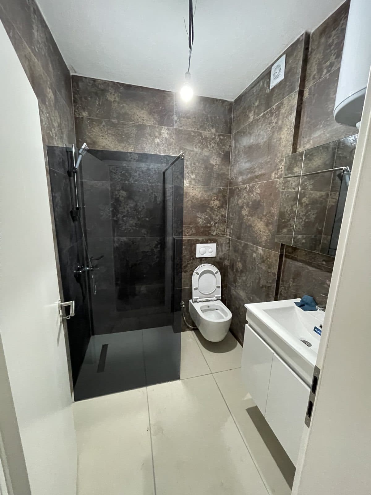 Lokal me QIRA – 85 m² | Rruga A 4