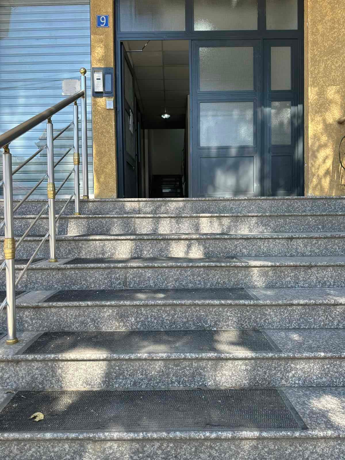 Hapësirë Afariste me Qira – 420 m² +