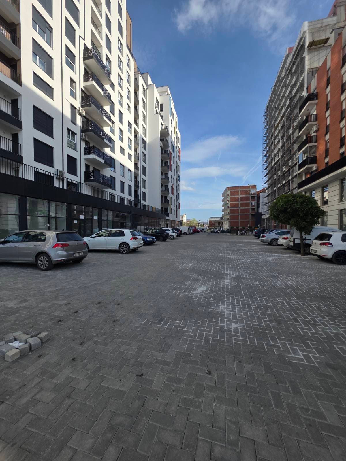 HAPËSIRË KOMERCIALE PËR QIRA – 472 m² 2