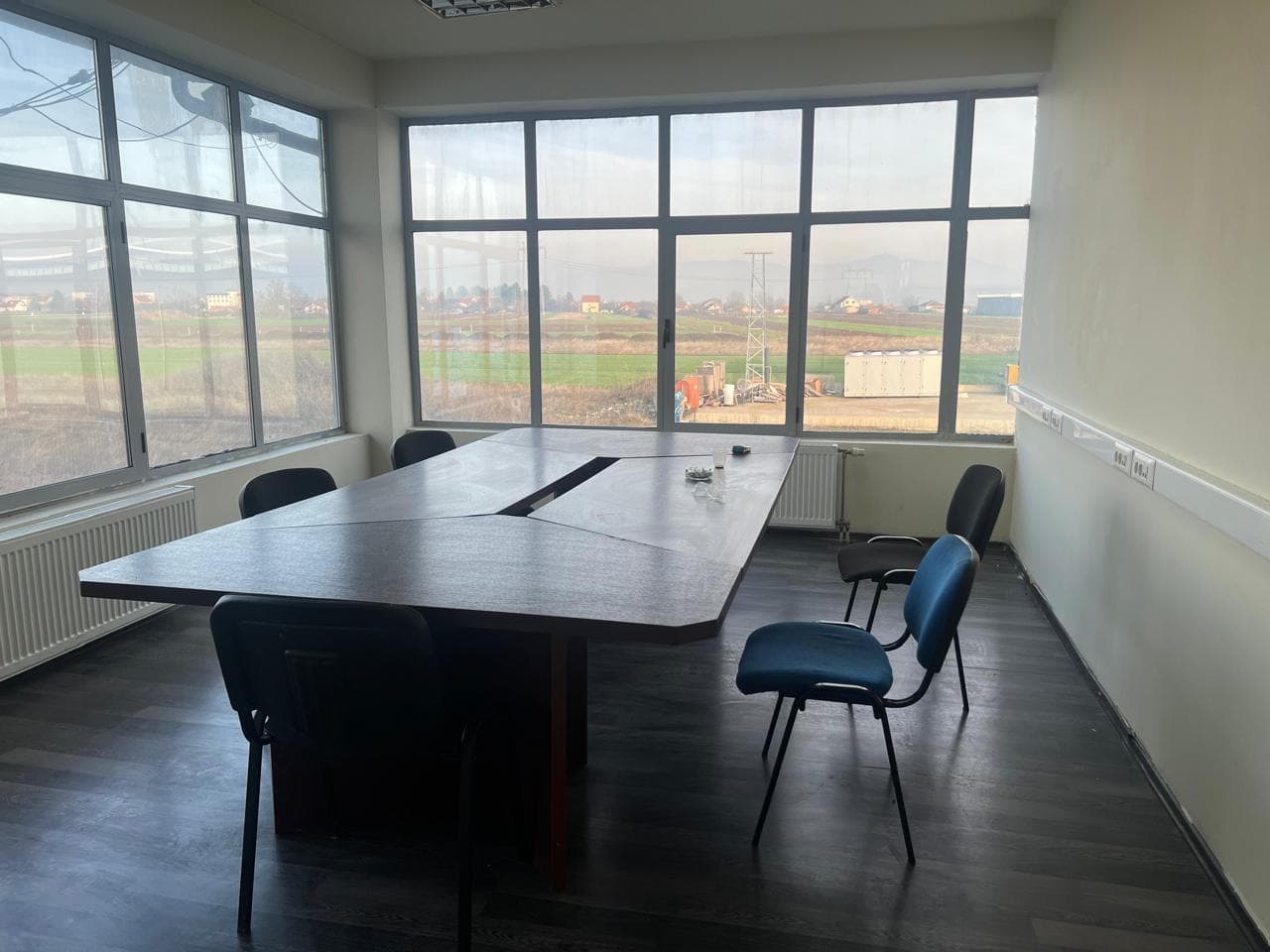 Hapësirë Afariste me QIRA – 900 m²