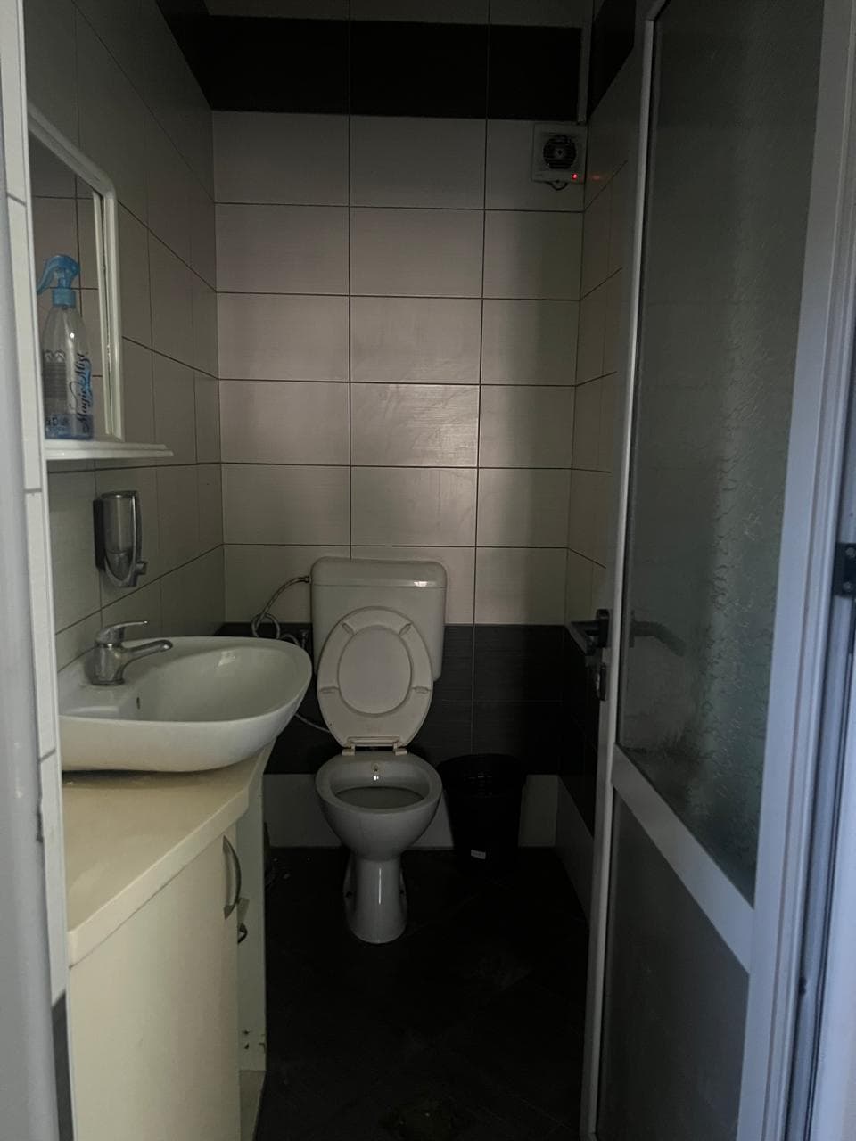 Hapësirë Afariste me QIRA – 900 m²