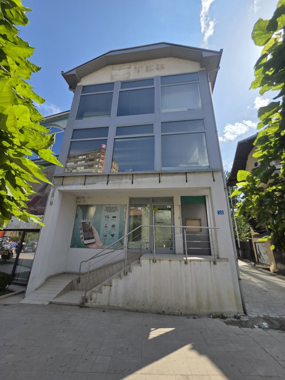 Objekt Afarist me Qira – 400 m² në